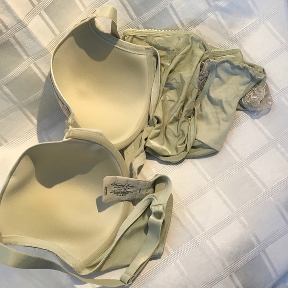 Vanity Fair Underwire Bra & Underwear Set - Picture 6 of 7